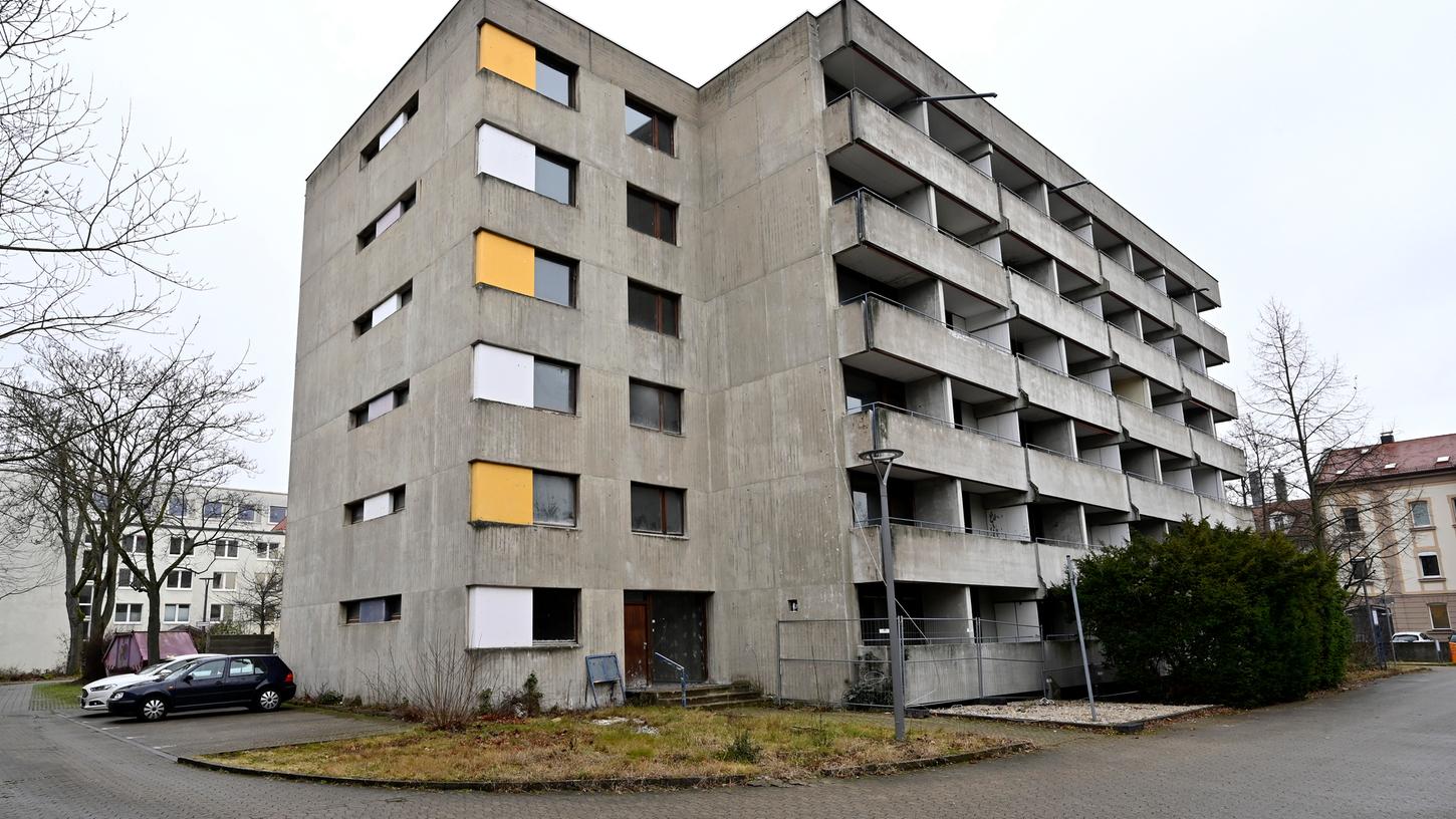 Das ehemalige Schwesternwohnheim in der Hindenburgstraße in Erlangen steht seit Jahren leer. Die Stadtratsgruppe "Erlanger Linke" fordert die Reaktivierung des Wohnraums, die Verdi-Betriebsgruppe am Uniklinikum begrüßt dies.