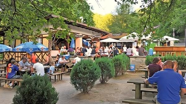 Den altehrwürdigen Araunerskeller östlich von Weißenburg gibt es bereits seit 1775. Rund 248 Jahre später landet die Waldgaststätte auf Platz 18 der schönsten Biergärten. Zahlreiche Bäume spenden den Gästen Schatten, an den Bänken und Tischen ist Platz für etwa 300 Gäste. Es gibt eine kleine Karte mit warmen Gerichten und täglich wechselnde Spezialitäten wie Schlachtschüssel oder Spareribs. Die Sommeröffnungszeiten: Mittwoch bis Sonntag 11 bis 23 Uhr, Montag und Dienstag ist Ruhetag. // An den Sommerkellern 62, 91781 Weißenburg