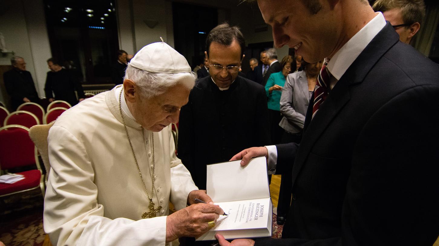 Christian Ulbrich hatte die Möglichkeit für eine persönliche Signatur des Papstes in dessen Buch, das den jungen Studenten stark prägte.