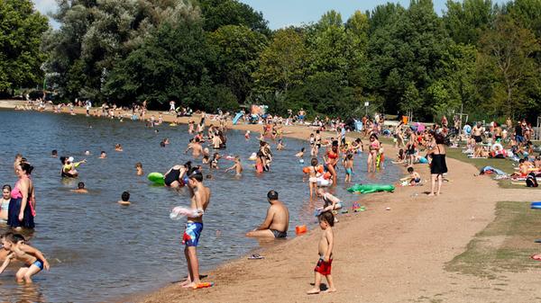 Strand mitten in der Stadt: Zwar ist das Baden in der Pegnitz und im Wöhrder See nach wie vor verboten. Eine Ausnahme gibt es im Wöhrder See, der Teil der Pegnitz ist: In der Norikusbucht darf gebadet werden. Diese ist vom übrigen See durch einen Damm getrennt. Die bisherige Begrenzung des Badens von 15. Mai bis zum 15. September gilt nicht mehr. Am Ufer der Badebucht gibt es auch eine Grünanlage, die unter anderem mit Fitnessgeräten und einem Wasserspielplatz für die Kleinen aufwartet: Adresse: Die Norikusbucht liegt am Südufer des Wöhrder Sees, 90402 Nürnberg