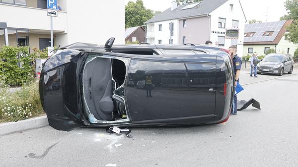 Unfall zwischen zwei Autos: Opel landet auf der Seite