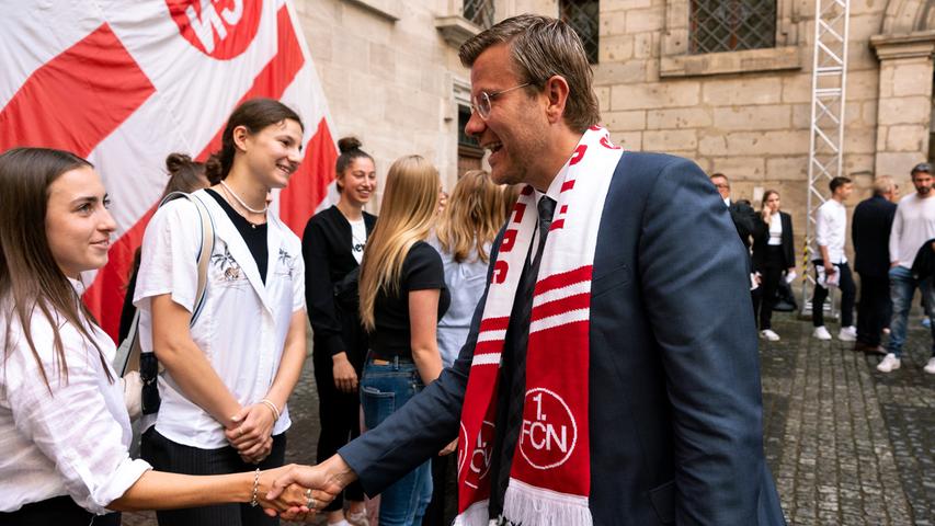 Nach dem Aufstieg: Fußballerinnen des 1. FC Nürnberg tragen sich ins Gästebuch ein