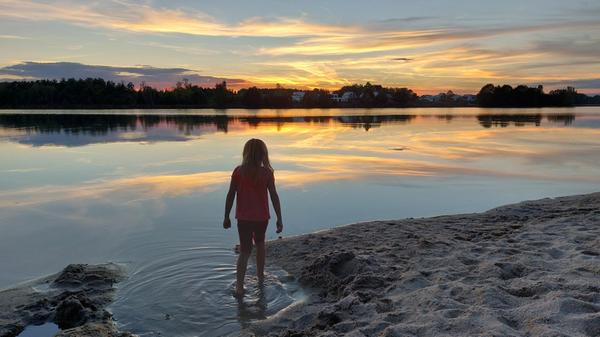 Nicht weit von Franken entfernt liegt das Oberpfälzer Seenland. Der Murner See ist dort einer von vielen künstlich angelegten Seen, verfügt allerdings über perfekte Freizeitbedingungen - und gilt auch als Geheimtipp, weil er nicht so überlaufen ist. Ursprünglich eine Kohlegrube, wurde der See renaturiert. Die dunkle Färbung des Sees führt nun dazu, dass er sich schneller erwärmt als Seen mit hellerer Färbung. Ideal ist der See also für kälteempfindliche Wasserratten. Vor Ort kann man sich Tretboote ausleihen. Es gibt neben der Strandbar auch viel Platz zum Liegen. Der Strandbereich geht nur seicht ins tiefe Wasser über - ideal also auch für Familien mit kleineren Kindern. Adresse: Murner See, Sonnenrieder Strasse. 1, 92442 Wackersdorf