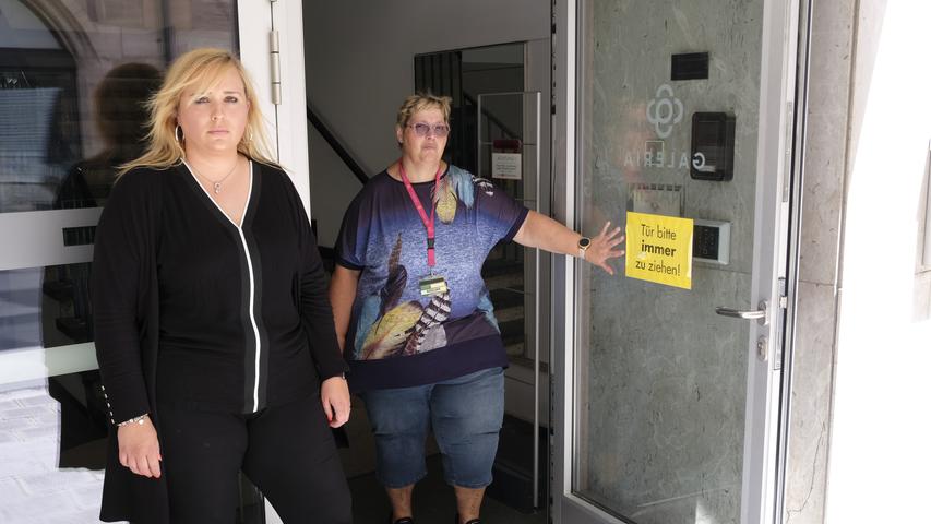 Endgültiger Abschied: Sarah Bachinger (links) und Christine Brodka, zwei Verkäuferinnen des Galeria-Hauses in der Königstraße, verlassen zum letzten Mal ihre Arbeitsstätte über den Personaleingang. Endgültiger Abschied: Sarah Bachinger (links) und Christine Brodka, zwei Verkäuferinnen des Galeria-Hauses in der Königstraße, verlassen zum letzten Mal ihre Arbeitsstätte über den Personaleingang.