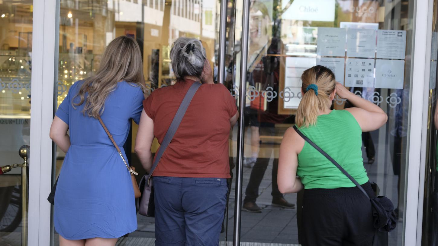 Passantinnen schauen durch den hinteren Eingang des Galeria-Hauses in der Königstraße. Viele Menschen wurden vom frühen Schließungszeitpunkt überrascht und rüttelten vergeblich an den bereits ab 11 Uhr verschlossenen Türen. Passantinnen schauen durch den hinteren Eingang des Galeria-Hauses in der Königstraße. Viele Menschen wurden vom frühen Schließungszeitpunkt überrascht und rüttelten vergeblich an den bereits ab 11 Uhr verschlossenen Türen.