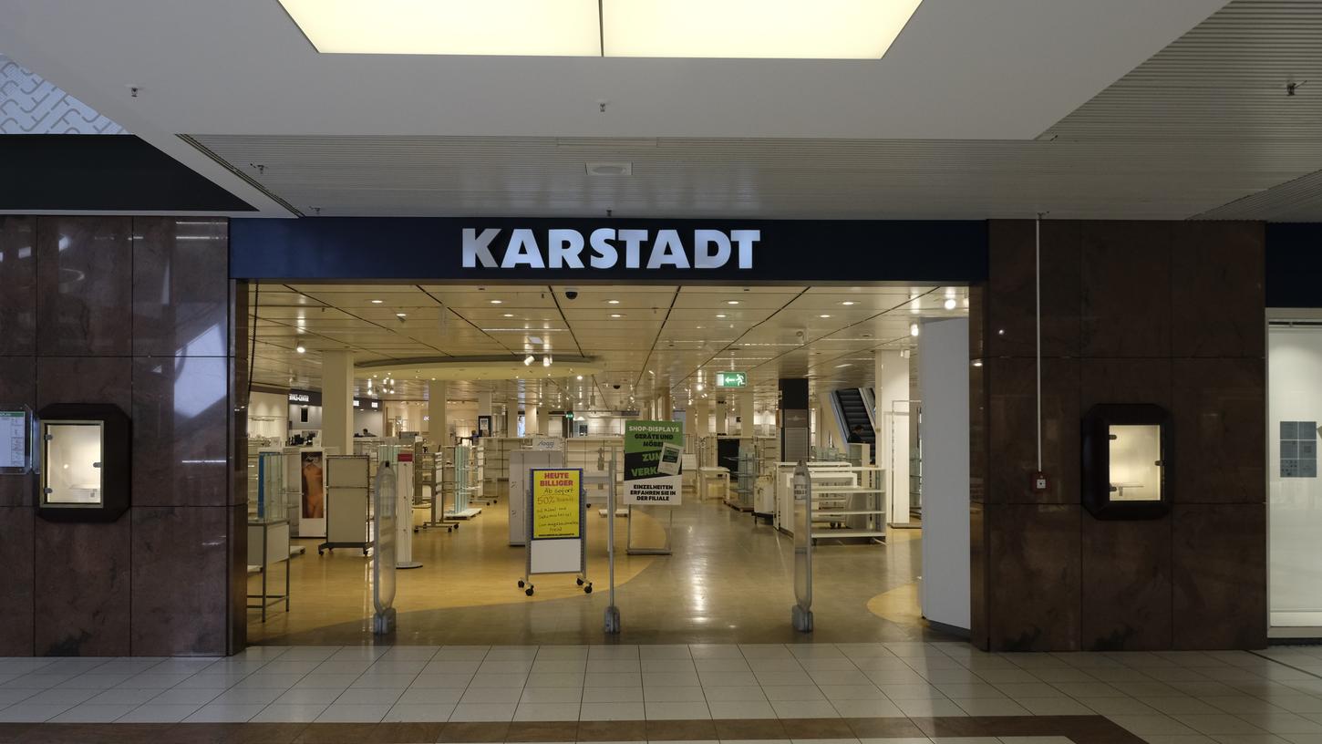 Nachdem die Filiale von Galeria Karstadt-Kaufhof in Langwasser geschlossen wurde und damit das Franken-Center verlassen hat, wollte Friedrich-Wilhelm Göbel in der Mall einen Store seiner Modekette "Aachener" eröffnen. Nun ist der Unternehmer flüchtig.