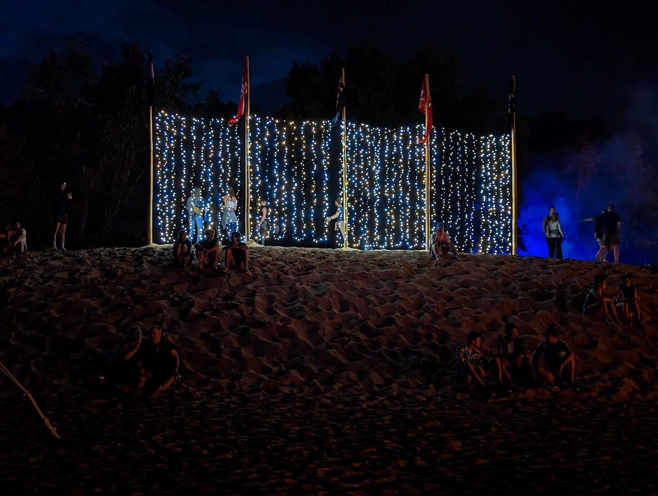 Eine Lichterwand auf der Düne, Kaktusse und Fackeln am Strand sorgten für ein paar neue Akzente in der Ausgestaltung des Geländes. 