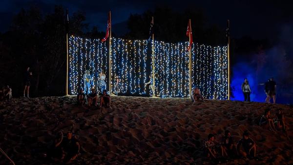 Eine Lichterwand auf der Düne, Kaktusse und Fackeln am Strand sorgten für ein paar neue Akzente in der Ausgestaltung des Geländes.