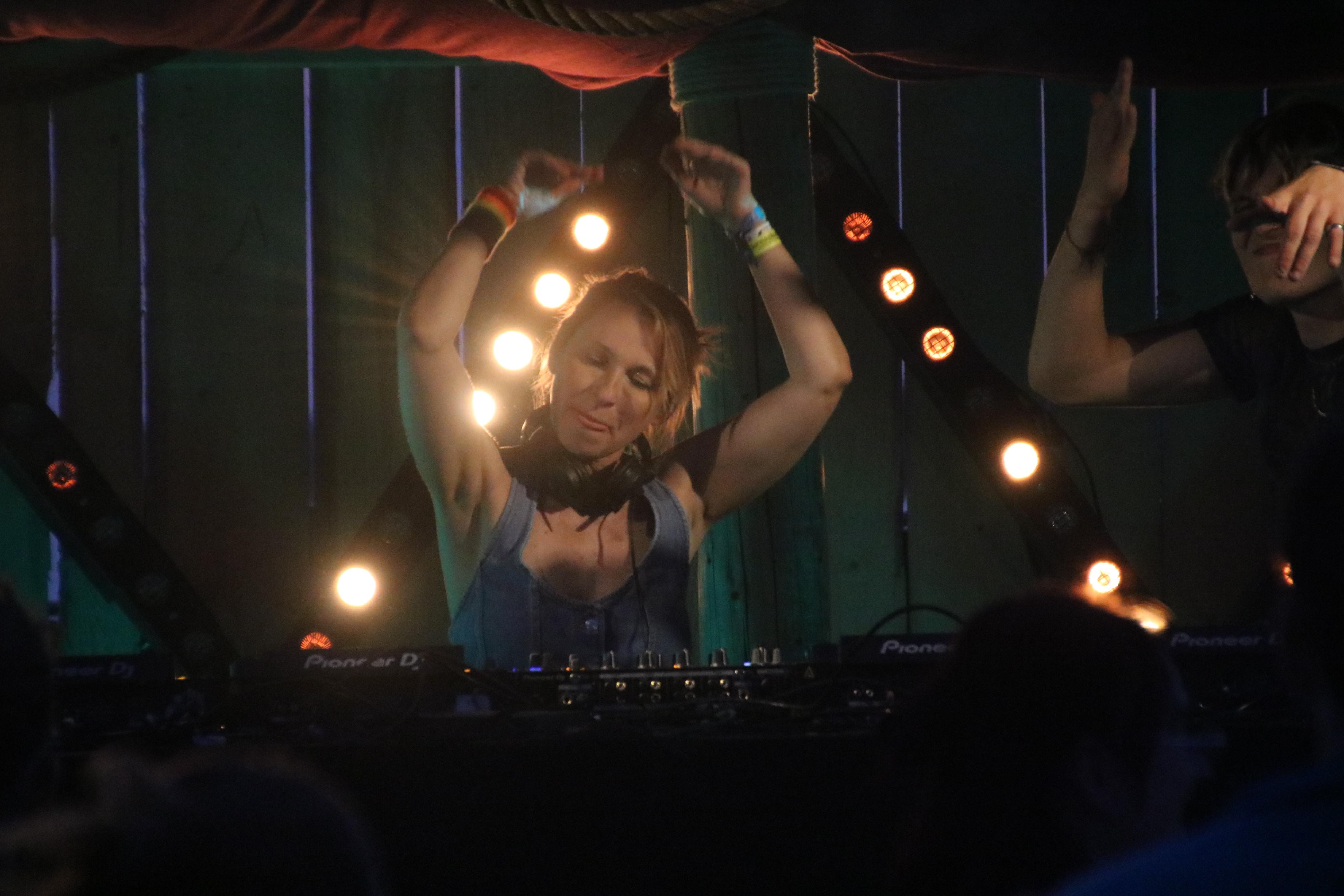 Auch die DJs hatten sichtlich Spaß an dem stimmungsvollen Festivalgelände.