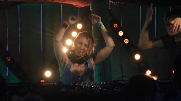 Auch die DJs hatten sichtlich Spaß an dem stimmungsvollen Festivalgelände.