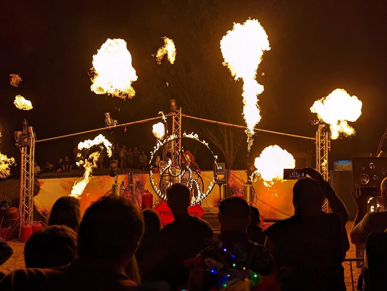Auch ansonsten stand das Thema Feuer beim "Brennenden Strand" im Mittelpunkt. Einmal mehr war die Techno-Feuerorgel am Strand zu Gast.