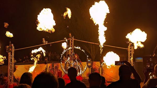 Auch ansonsten stand das Thema Feuer beim "Brennenden Strand" im Mittelpunkt. Einmal mehr war die Techno-Feuerorgel am Strand zu Gast.