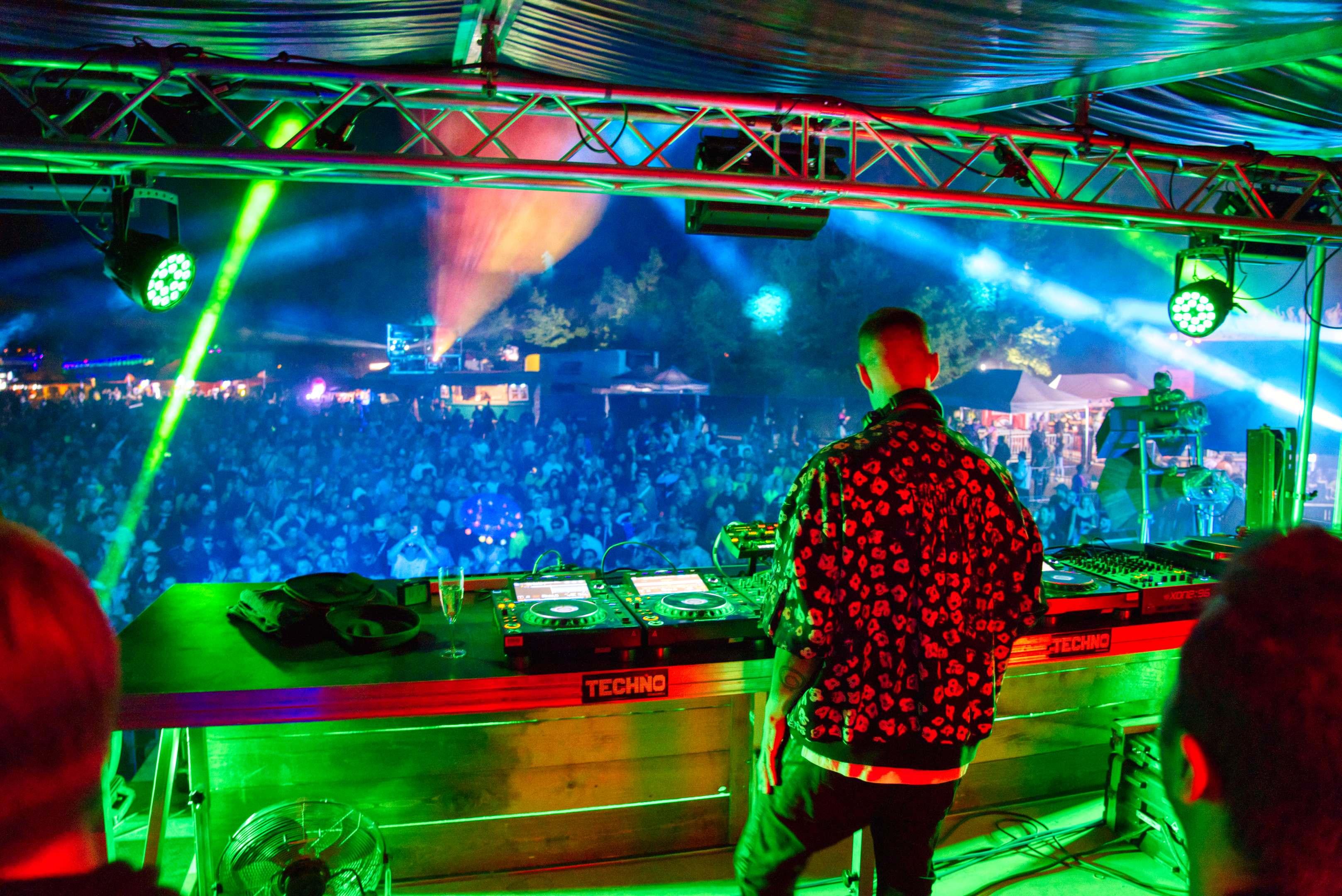 Beim Künstlerprogramm hatte man mit Sven Väth am Samstag eine Techno-Ikone als Headliner, aber etwa mit Adam Beyer (Bild) beackerten auch weitere international renommierte DJs die Bühnen des Festivals. 