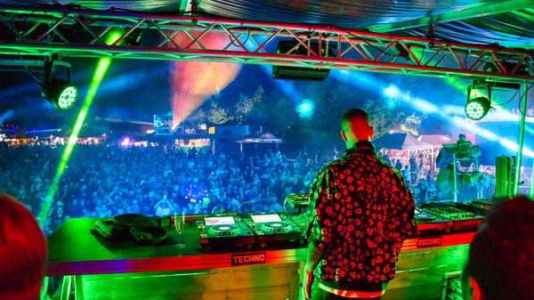 Beim Künstlerprogramm hatte man mit Sven Väth am Samstag eine Techno-Ikone als Headliner, aber etwa mit Adam Beyer (Bild) beackerten auch weitere international renommierte DJs die Bühnen des Festivals.