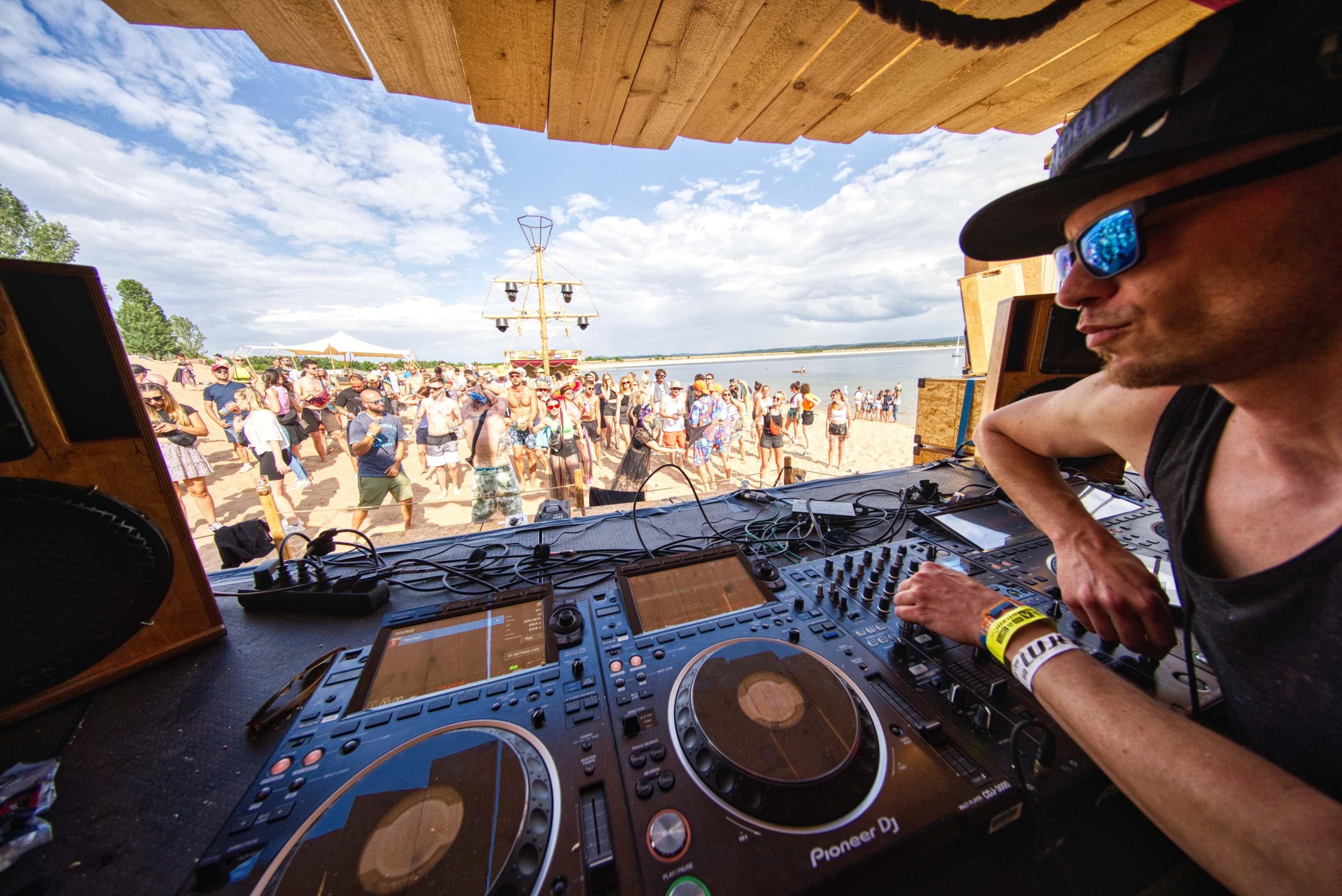 Insgesamt vier verschiedene Floors sind am Beach geboten. Von der Hauptbühne, über Donnerkuppel, Waterworld bis hin zum Goa-Floor.