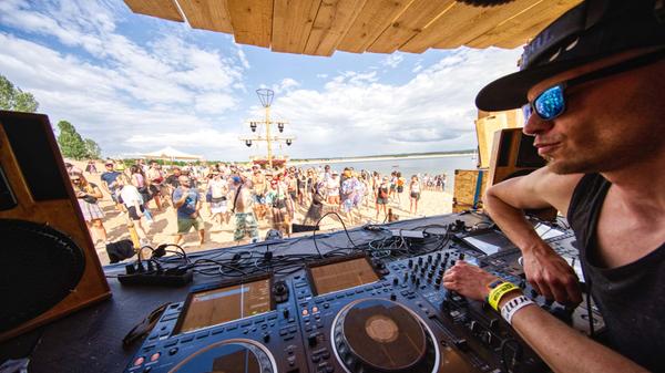 Insgesamt vier verschiedene Floors sind am Beach geboten. Von der Hauptbühne, über Donnerkuppel, Waterworld bis hin zum Goa-Floor.