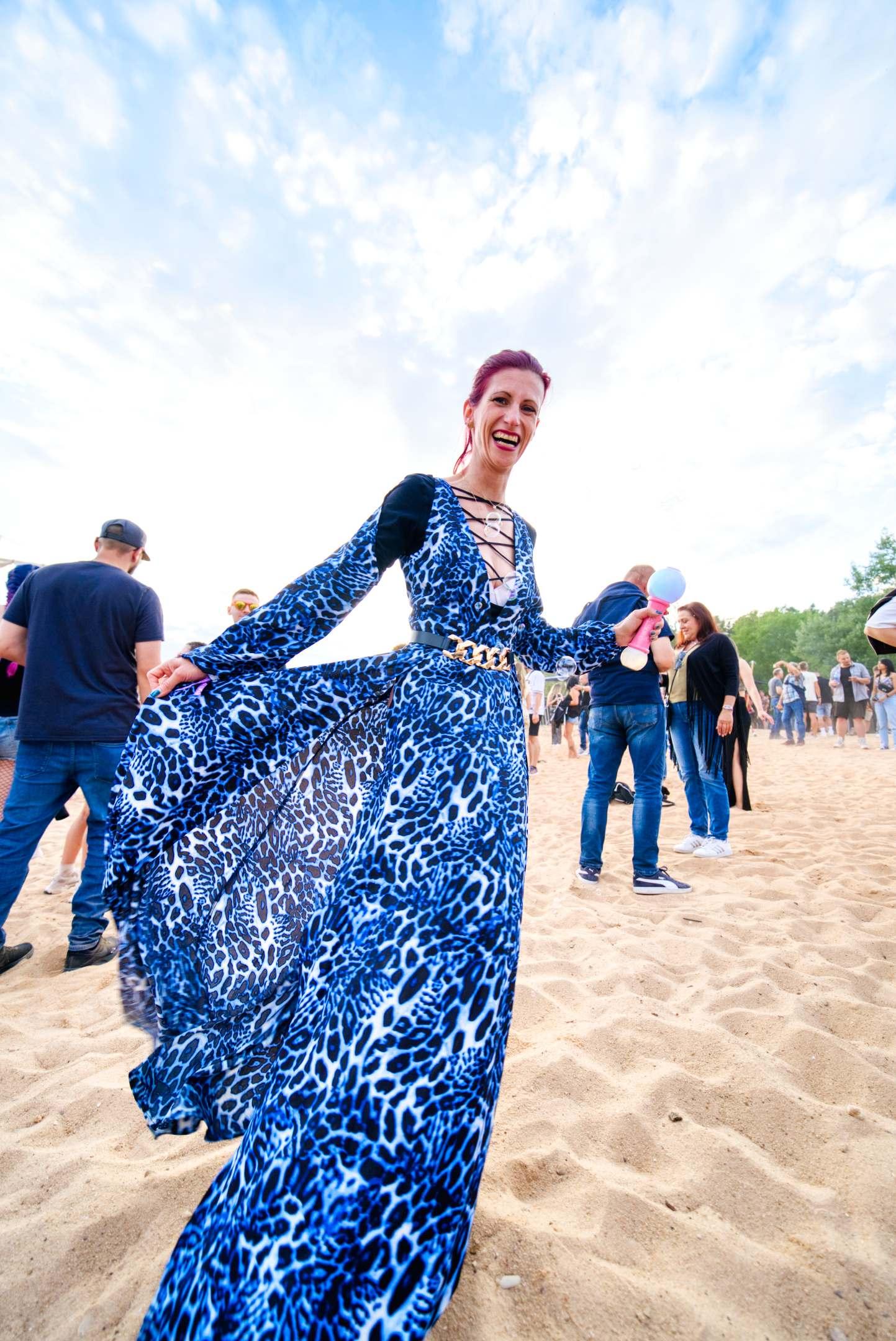 Die Besucher gaben sich ihrerseits Mühe, sich in Schale zu werden. Die Bandbreite in Sachen Outfits, reichte von der knappen Badeklamotte bis hin zur Abendgarderobe.