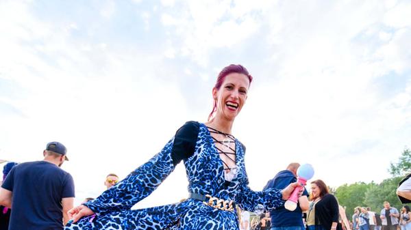 Die Besucher gaben sich ihrerseits Mühe, sich in Schale zu werden. Die Bandbreite in Sachen Outfits, reichte von der knappen Badeklamotte bis hin zur Abendgarderobe.