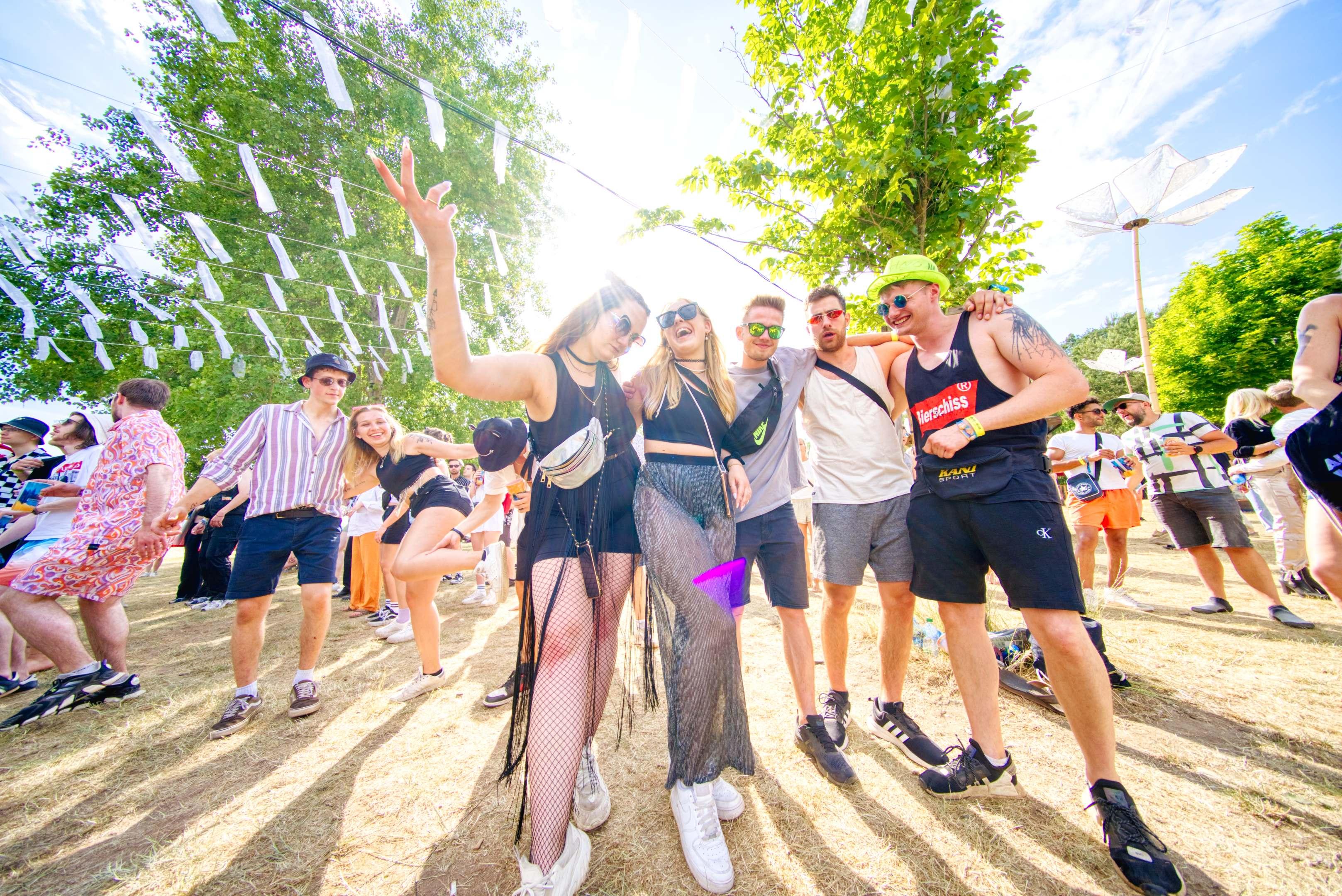 Die Stimmung im Publikum war elektrofestivaltypisch sehr sonnig