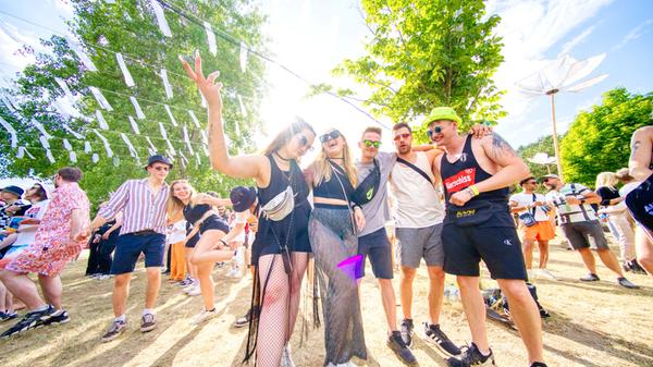 Die Stimmung im Publikum war elektrofestivaltypisch sehr sonnig