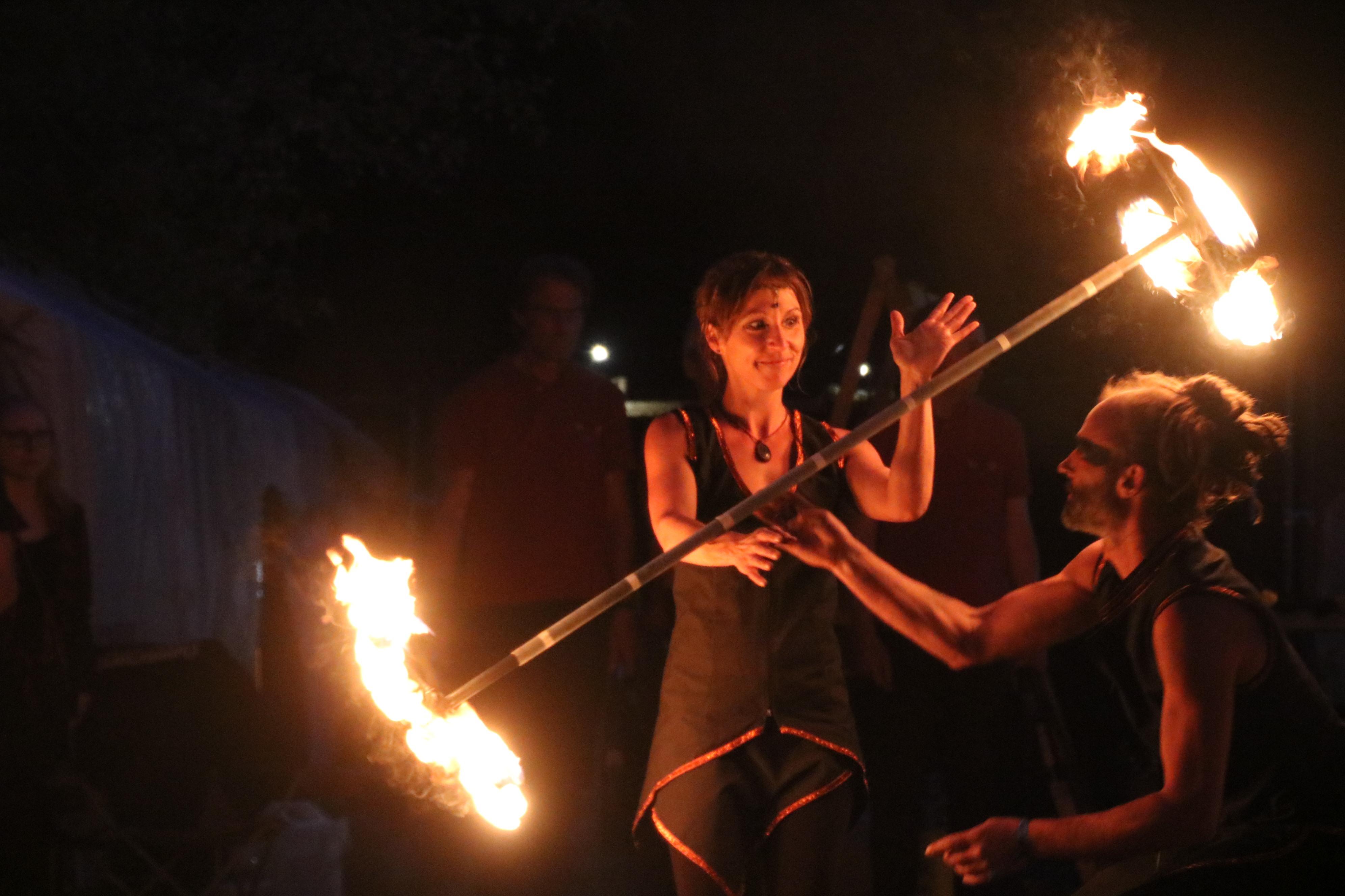 Auf dem Gelände zeigten verschiedene Feuerkünstler immer wieder ihr Können. 