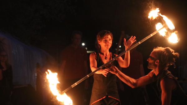 Auf dem Gelände zeigten verschiedene Feuerkünstler immer wieder ihr Können.