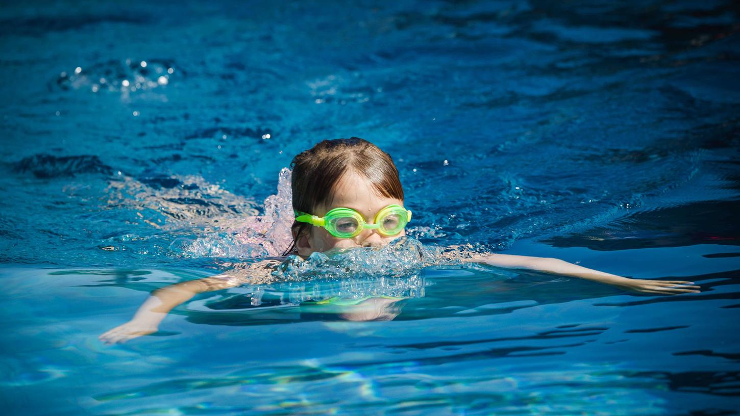 Bei viel Sonnenschein lässt es sich im Freibad oder am Badesee gut aushalten. Bei viel Sonnenschein lässt es sich im Freibad oder am Badesee gut aushalten.