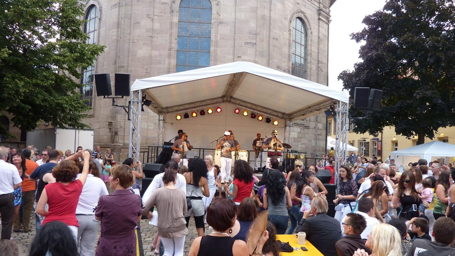 Gerade die engen Wege beim Altstadtfest, wie auf der Insel Schütt, oder die vielen Stände und Bühnen machen ein vorgeschriebenes Abstandhalten unmöglich.