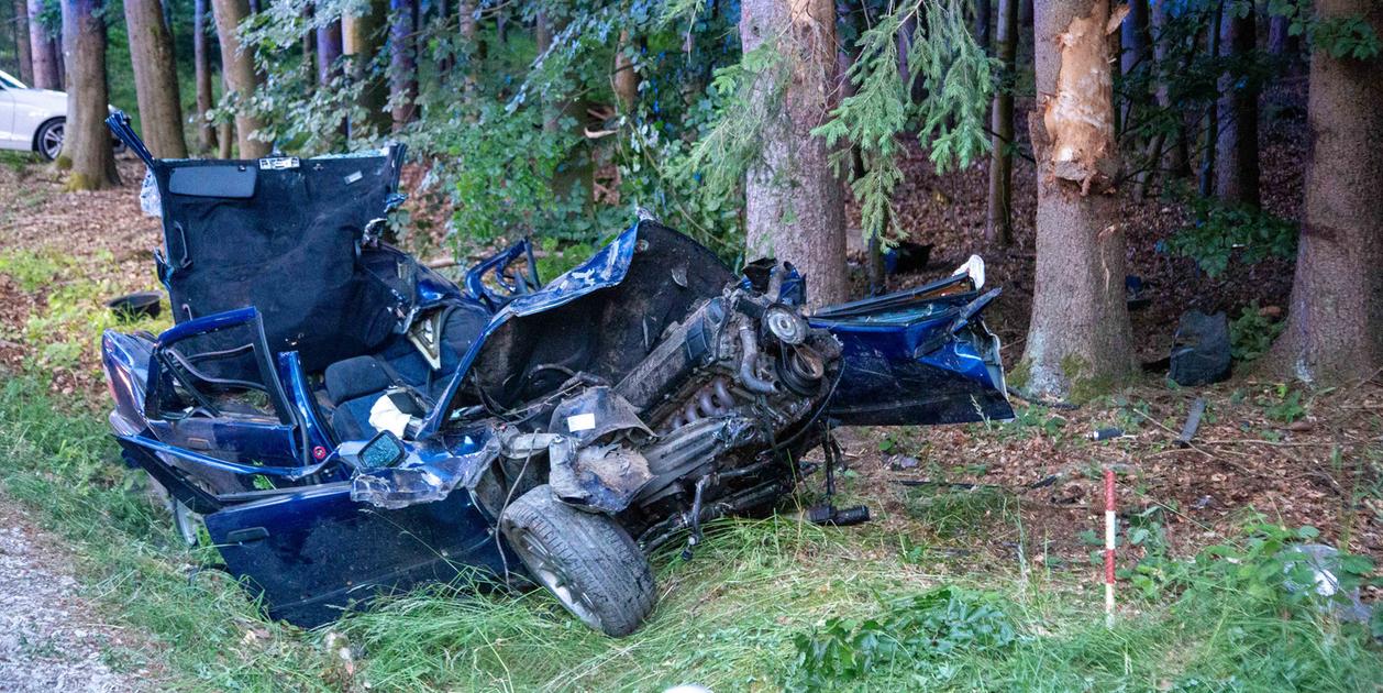 Śmiertelny wypadek w pobliżu Newmark: 18-latek zginął po zderzeniu czołowym z drzewem
