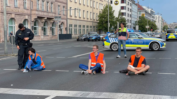 Wieder Sekundenkleber-Protest: Aktivisten blockieren Nürnberger Hauptverkehrsader
