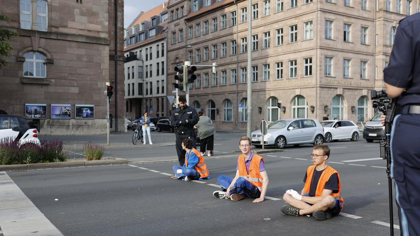 Mitten im Nürnberger Berufsverkehr: Aktivisten kleben am Frauentorgraben