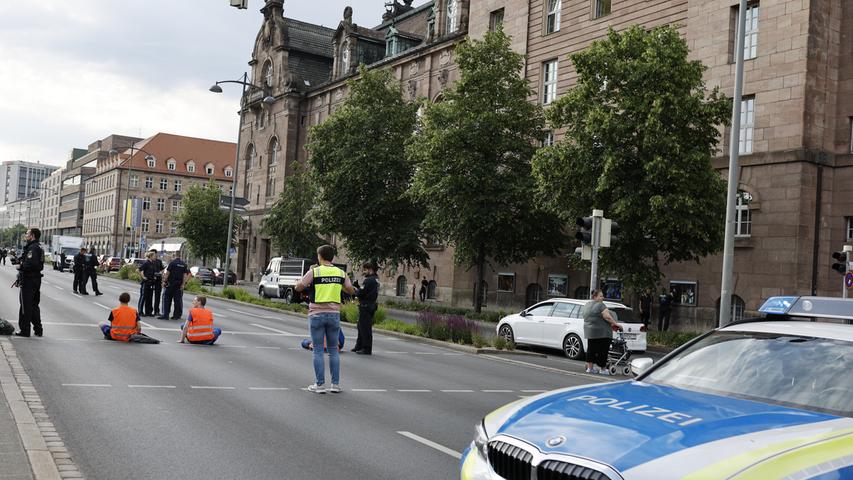 Mitten im Nürnberger Berufsverkehr: Aktivisten kleben am Frauentorgraben