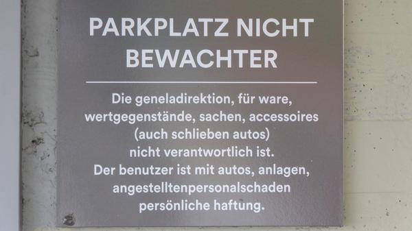 "Offensichtlich ist es Meister Joda persönlich, der den Parkplatz auf dem Dach des Supermarktes betreibt. Und es gibt einen Vorbehalt gegen das Verschieben von Autos durch Handkraft oder Telekinese", schreiben uns Peter Hafner und Sonja Friebel aus Nürnberg. Gesehen haben sie das Schild in Verbania/Piemont, Italien. Alle Bilder der letzten Jahre unserer lustigen Deutschübersetzungen finden Sie hier.