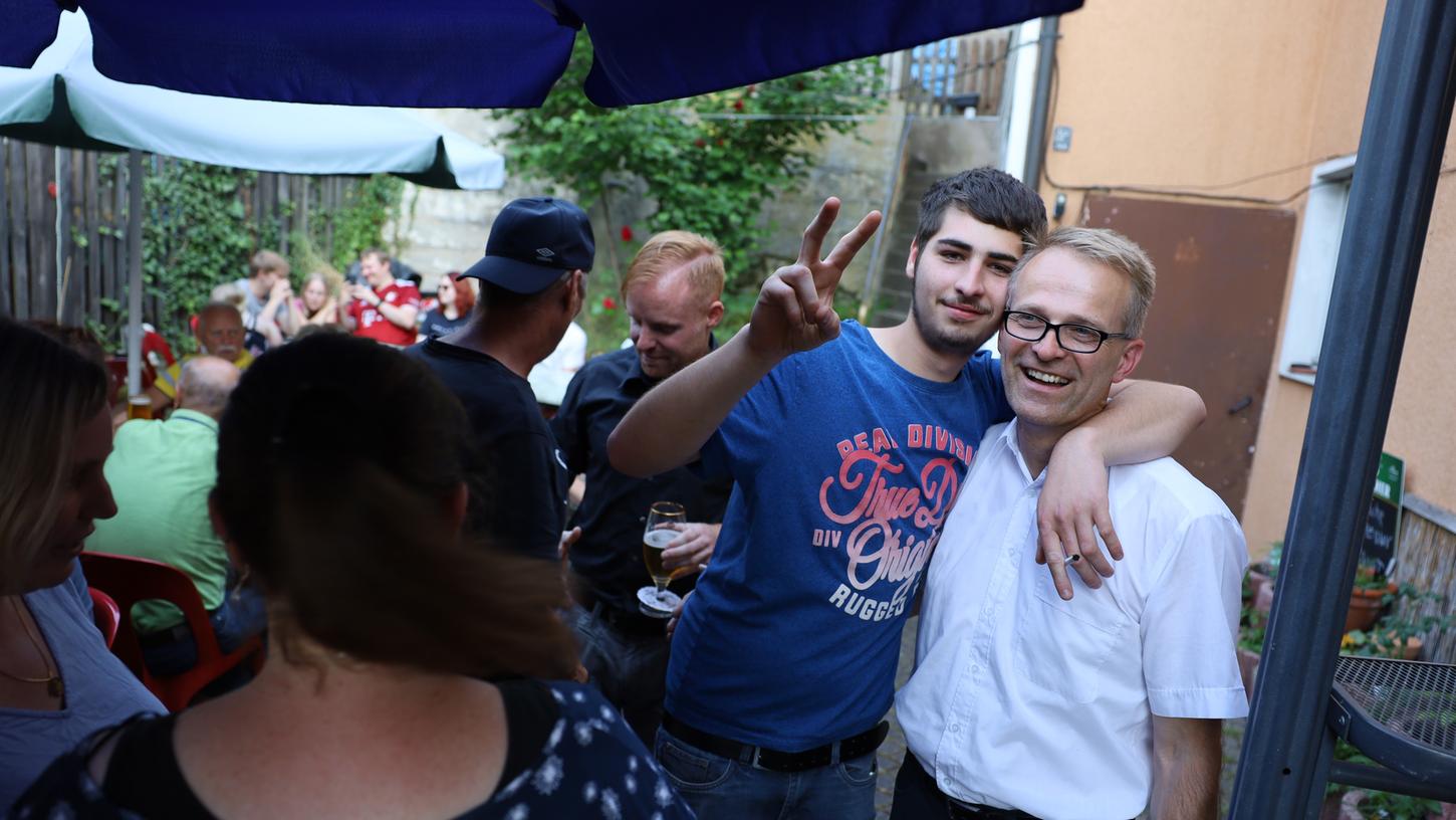 Victory - Bernd Müller feierte mit Anhang den Wahlsieg. Victory - Bernd Müller feierte mit Anhang den Wahlsieg.