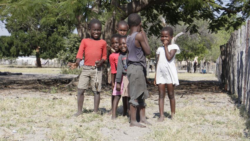 Die Kinder des Dorfes freuen sich über ausländische Touristen, die ihre Heimat besuchen. Durch die touristischen Einnahmen kann in Eretsha eine Schule finanziert werden.