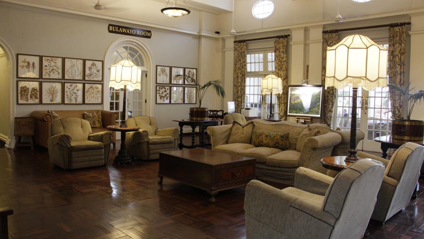 Das Interieur im Victoria Falls Hotel erinnert heute noch an die Zeit des britischen Kolonialismus. Empfehlenswert ist ein High Tea auf der Stanley Terrace. Dabei werden Macarons und andere Köstlichkeiten auf einer Etagere gereicht.