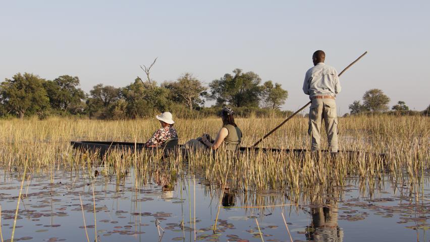 Ein besonderes Erlebnis für Besucherinnen und Besucher des Okavango-Deltas ist die Fahrt in einem Einbaum - dem sogenannten Mokoro. Die Bewohner des Deltas haben das Boot früher zum Angeln benutzt.