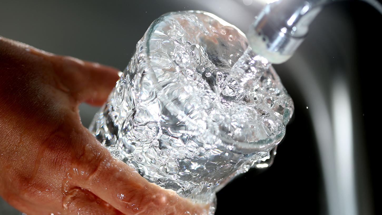 Waschen und Duschen sind kein Problem. Aber trinken sollte man das Rother Trinkwasser derzeit nicht, außer man kocht es vorher ab. Waschen und Duschen sind kein Problem. Aber trinken sollte man das Rother Trinkwasser derzeit nicht, außer man kocht es vorher ab.