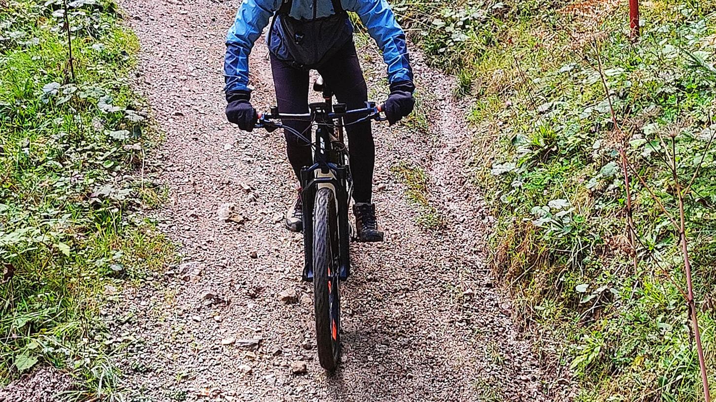 Auf einem abschüssigen Teil der Strecke war der Mountainbiker zu Fall gekommen. Auf einem abschüssigen Teil der Strecke war der Mountainbiker zu Fall gekommen.