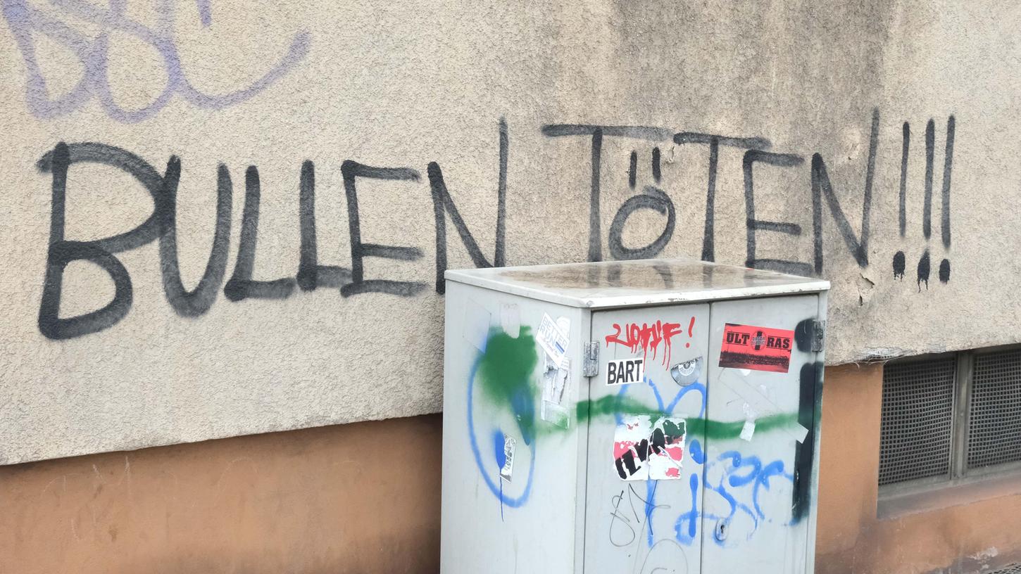 Seit 12 Jahren fordert das Graffiti zu Gewalt auf. Der Polizei sind die Hände gebunden. 