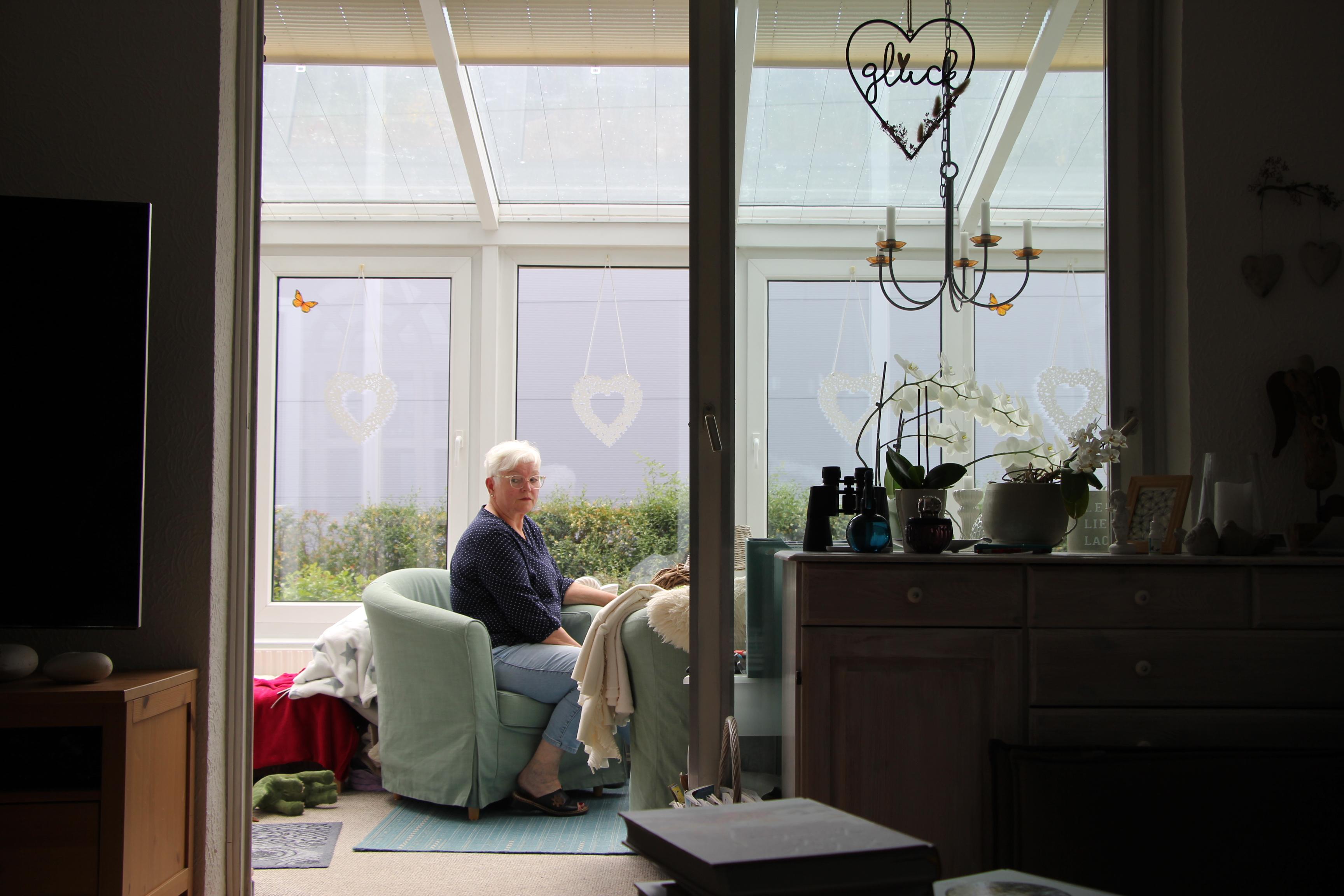 Ausblick verbaut: Familie Wachter schaut aus Wintergarten auf eine acht Meter hohe Wand