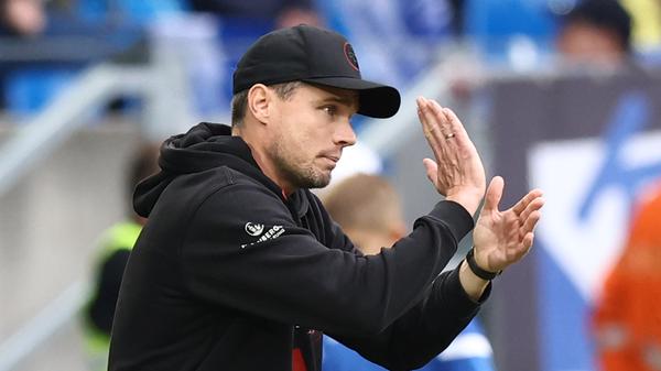 Der gebürtige Eberswalder verordnete Nürnbergs in Liga zwei tätigem Eliteverein eine durchaus attraktive Spielweise und formte eine Mannschaft, die in der Spielzeit 2021/22 eine gewisse Zeit lang auch am Aufstieg in Deutschland Eliteklasse schnupperte. In der Folgesaison sollte die Latte höher gelegt werden und musste, nachdem es schon in der laxen Vorbereitung auf diese erheblich holperte, herabgesetzt werden. Anfang November 2022 stellte ein zuvor zu oft zu enttäuschender FCN Robert Klauß frei.