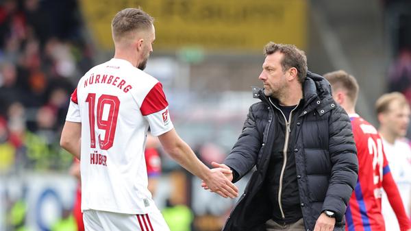 Es übernahm Markus Weinzierl, der sich zuvor besonders während seines ersten Augsburg-Engagements große Trainer-Meriten verdient hatte. Unter Weinzierl stabilisierte sich der Club im Abwehrverbund ein bisschen, vergas darüber aber auch gerne einmal das Tore-Schießen. Weil der Club-Fußball im Vorwärtsgang doch recht unausbalanciert und schleppend daherkam und vor allem nicht dauerhaft erfolgreicher wurde, war Markus Weinzierls Zeit beim FCN nach einem desaströsen Auswärtsauftritt in Heidenheim im Februar 2023 schon wieder vorbei.