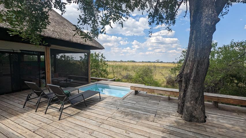 Das Vumbura Plains Camp liegt mitten im Okavango Delta in Botswana. Das entlegene Domizil können Touristen nur per Leichtflugzeug oder Helikopter erreichen. Von ihrer Lodge aus haben Besucherinnen und Besucher einen exklusiven Ausblick auf die Natur und deren Bewohner. 