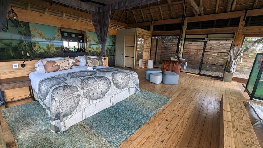 Die großzügigen Zimmer im "Vumbura Plains" sind offen gestaltet und mit Holz erbaut. Die Gäste leben abgeschieden, exklusiv und naturnah. Weitere Informationen finden Sie auf der Website des "Vumbura Plains Camp".