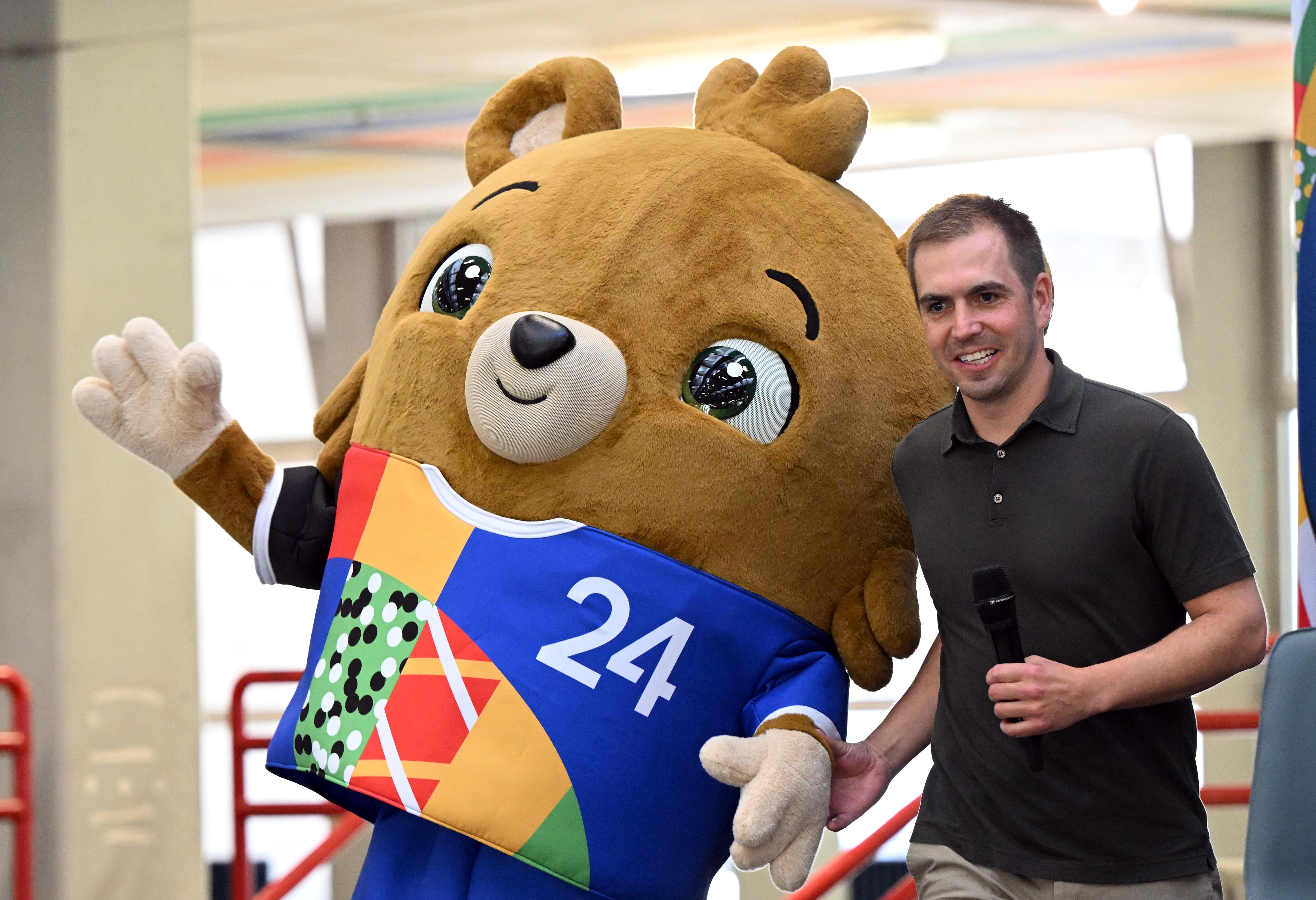 Noch ohne Name, aber mit wichtigem Kleidungsstück Maskottchen für die