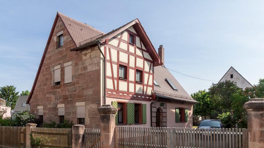 Das Köblerhaus Nr. 15 ist das einzige offizielle Baudenkmal an der Winner Zeile. Liebevoll gepflegt, dient diese Reminiszenz an das alte Laufamholz heute als reines Wohnhaus