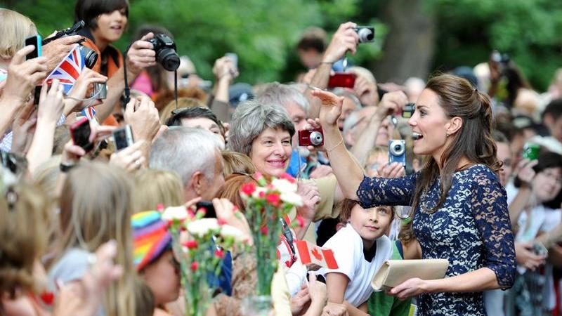 Seitdem fliegen Kate die Herzen zu - nicht nur in Großbritannien, sondern auch in Kanada, wohin sie der erste Staatsbesuch als Prinzessin führte.