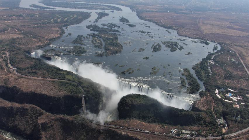 Die Viktoriafälle in Simbabwe sind Unesco-Welterbe. Auf einer Breite von 1.700 Metern stürzt sich der Sambesi eine rund 100 Meter tiefe Schlucht hinab. Während der Regenzeit steigt eine hohe Gischtwolke auf.