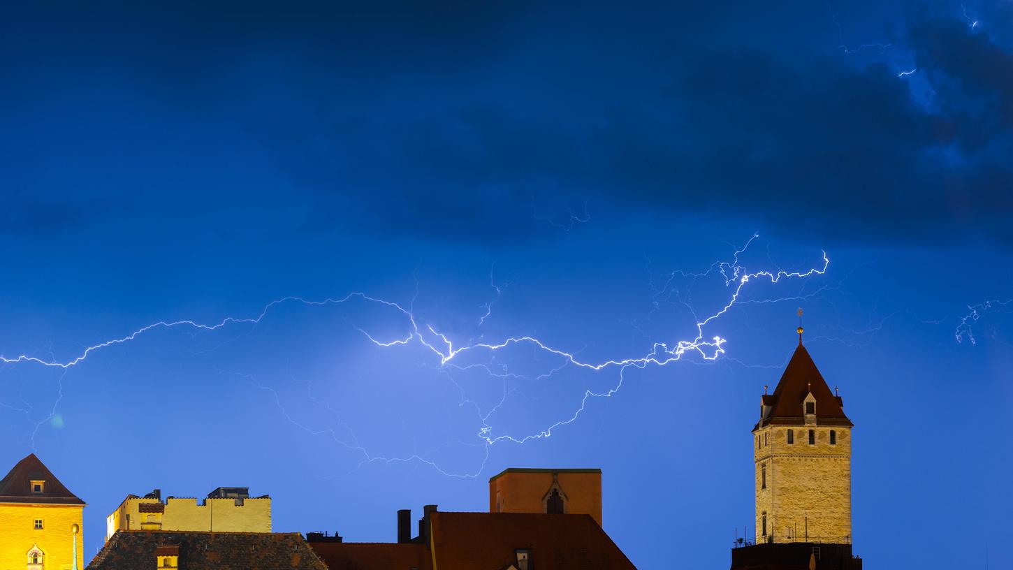 Der Deutsche Wetterdienst erwartet schwere Gewitter in der Stadt und dem Landkreis Regensburg. (Symbolbild) Der Deutsche Wetterdienst erwartet schwere Gewitter in der Stadt und dem Landkreis Regensburg. (Symbolbild)